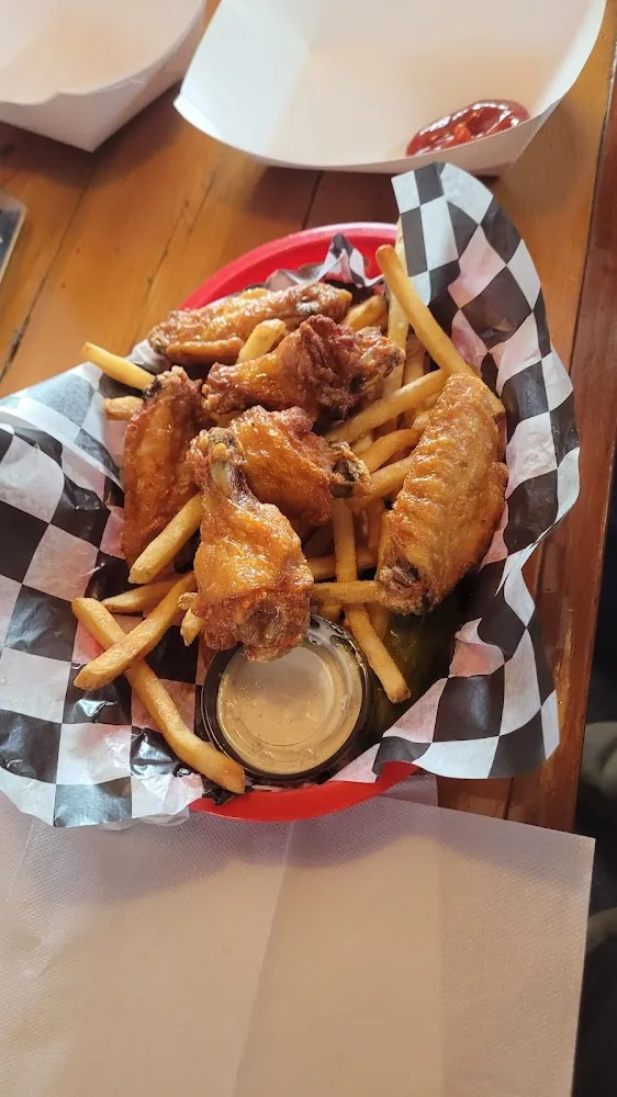 Chicken Wings with Fries